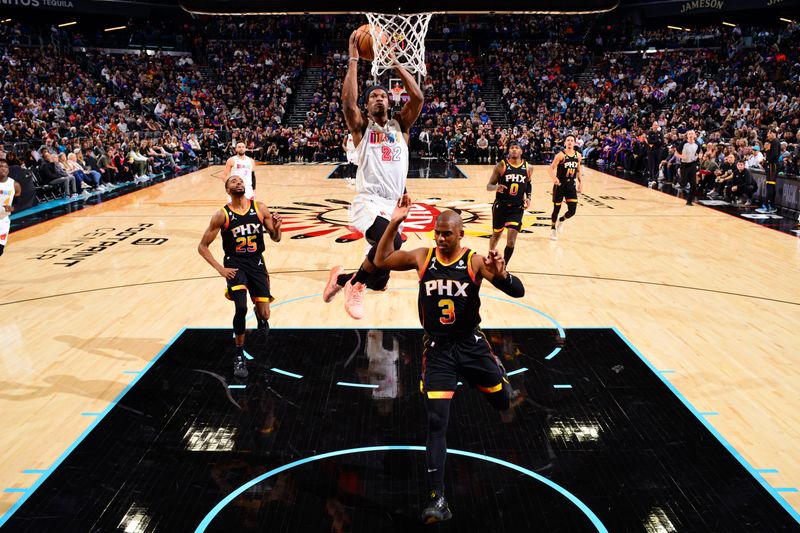 PHOENIX, AZ - JANUARY 6: Jimmy Butler #22 of the Miami Heat drives to the basket during the game against the Phoenix Suns on January 6, 2023 at Footprint Center in Phoenix, Arizona. NOTE TO USER: User expressly acknowledges and agrees that, by downloading and or using this photograph, user is consenting to the terms and conditions of the Getty Images License Agreement. Mandatory Copyright Notice: Copyright 2022 NBAE (Photo by Barry Gossage/NBAE via Getty Images)