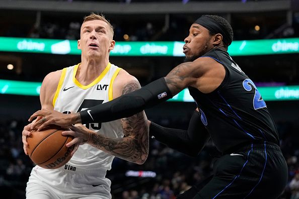 DALLAS, TEXAS - DECEMBER 06: Richaun Holmes #20 of the Dallas Mavericks knocks the ball away from Luka Samanic #19 of the Utah Jazz as he drives to the basket during the second half at American Airlines Center on December 06, 2023 in Dallas, Texas. NOTE TO USER: User expressly acknowledges and agrees that, by downloading and/or using this Photograph, user is consenting to the terms and conditions of the Getty Images License Agreement. (Photo by Sam Hodde/Getty Images)