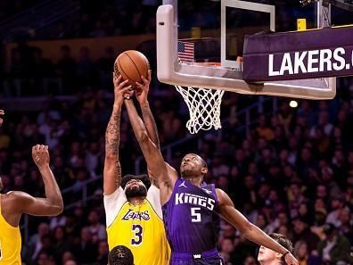 LOS ANGELES, CA - NOVEMBER 15: De'Aaron Fox #5 of the Sacramento Kings rebounds the ball during the game against the Los Angeles Lakers on November 15, 2023 at Crypto.Com Arena in Los Angeles, California. NOTE TO USER: User expressly acknowledges and agrees that, by downloading and/or using this Photograph, user is consenting to the terms and conditions of the Getty Images License Agreement. Mandatory Copyright Notice: Copyright 2023 NBAE (Photo by Tyler Ross/NBAE via Getty Images)