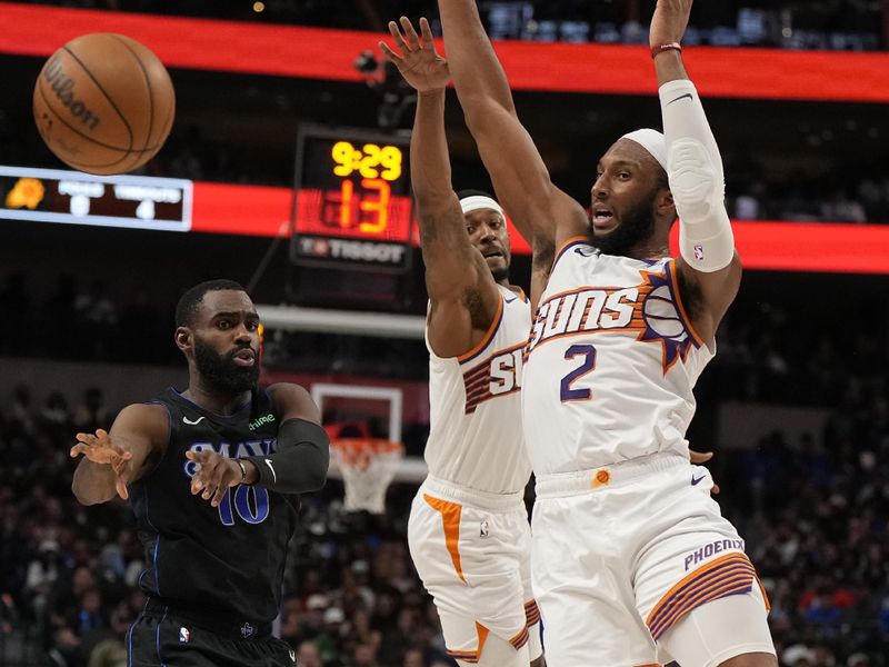 DALLAS, TEXAS - JANUARY 24: Tim Hardaway Jr. #10 of the Dallas Mavericks passes as Bradley Beal #3 and Josh Okogie #2 of the Phoenix Suns defend during the second half at American Airlines Center on January 24, 2024 in Dallas, Texas. NOTE TO USER: User expressly acknowledges and agrees that, by downloading and or using this photograph, User is consenting to the terms and conditions of the Getty Images License Agreement. (Photo by Sam Hodde/Getty Images)