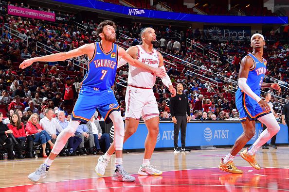 HOUSTON, TX - DECEMBER 6:   Chet Holmgren #7 of the Oklahoma City Thunder and Dillon Brooks #9 of the Houston Rockets look for a rebound during the game on December 6, 2023 at the Toyota Center in Houston, Texas. NOTE TO USER: User expressly acknowledges and agrees that, by downloading and or using this photograph, User is consenting to the terms and conditions of the Getty Images License Agreement. Mandatory Copyright Notice: Copyright 2023 NBAE (Photo by Michael Gonzales/NBAE via Getty Images)