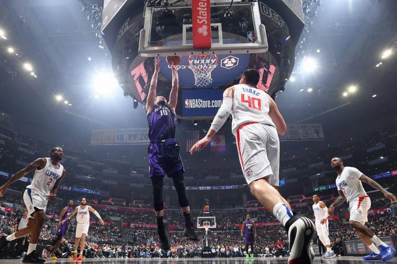 LOS ANGELES, CA - FEBRUARY 25: Domantas Sabonis #10 of the Sacramento Kings drives to the basket during the game against the LA Clippers on February 25, 2024 at Crypto.Com Arena in Los Angeles, California. NOTE TO USER: User expressly acknowledges and agrees that, by downloading and/or using this Photograph, user is consenting to the terms and conditions of the Getty Images License Agreement. Mandatory Copyright Notice: Copyright 2024 NBAE (Photo by Adam Pantozzi/NBAE via Getty Images)