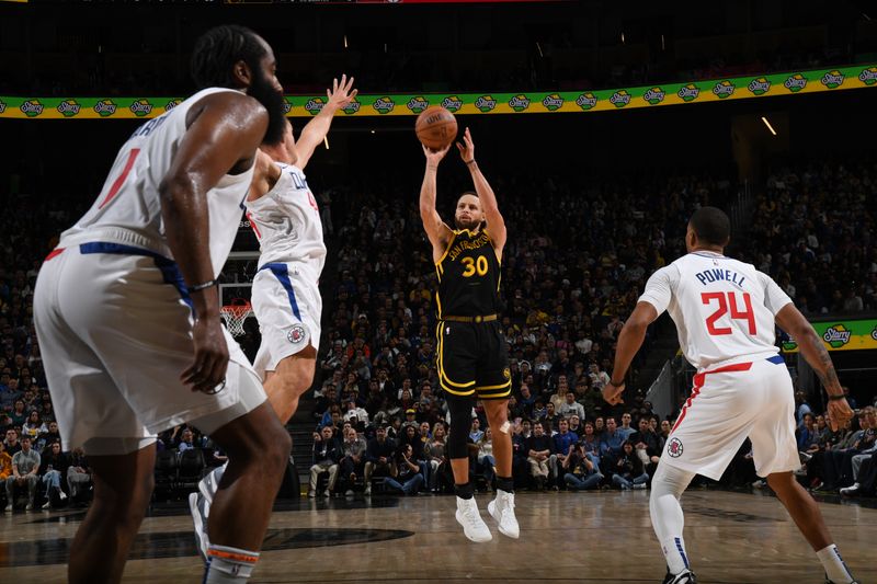 SAN FRANCISCO, CA - FEBRUARY 14: Stephen Curry #30 of the Golden State Warriors shoots a three point basket against the LA Clippers on FEBRUARY 14, 2024 at Chase Center in San Francisco, California. NOTE TO USER: User expressly acknowledges and agrees that, by downloading and or using this photograph, user is consenting to the terms and conditions of Getty Images License Agreement. Mandatory Copyright Notice: Copyright 2024 NBAE (Photo by Noah Graham/NBAE via Getty Images)