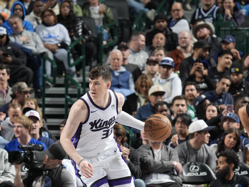 DALLAS, TX - FEBRUARY 10: Jake LaRavia #33 of the Sacramento Kings handles the ball during the game against the Dallas Mavericks on February 10, 2025 at American Airlines Center in Dallas, Texas. NOTE TO USER: User expressly acknowledges and agrees that, by downloading and or using this photograph, User is consenting to the terms and conditions of the Getty Images License Agreement. Mandatory Copyright Notice: Copyright 2025 NBAE (Photo by Glenn James/NBAE via Getty Images)