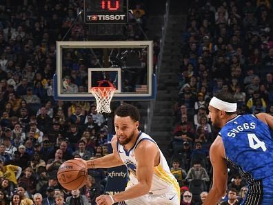 SAN FRANCISCO, CA - JANUARY 2: Stephen Curry #30 of the Golden State Warriors goes to the basket during the game on January 2, 2024 at Chase Center in San Francisco, California. NOTE TO USER: User expressly acknowledges and agrees that, by downloading and or using this photograph, user is consenting to the terms and conditions of Getty Images License Agreement. Mandatory Copyright Notice: Copyright 2024 NBAE (Photo by Noah Graham/NBAE via Getty Images)