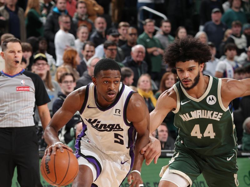 MILWAUKEE, WI - JANUARY 14:  De'Aaron Fox #5 of the Sacramento Kings handles the ball during the game against the Milwaukee Bucks on January 14, 2025 at Fiserv Forum Center in Milwaukee, Wisconsin. NOTE TO USER: User expressly acknowledges and agrees that, by downloading and or using this Photograph, user is consenting to the terms and conditions of the Getty Images License Agreement. Mandatory Copyright Notice: Copyright 2025 NBAE (Photo by Gary Dineen/NBAE via Getty Images). 