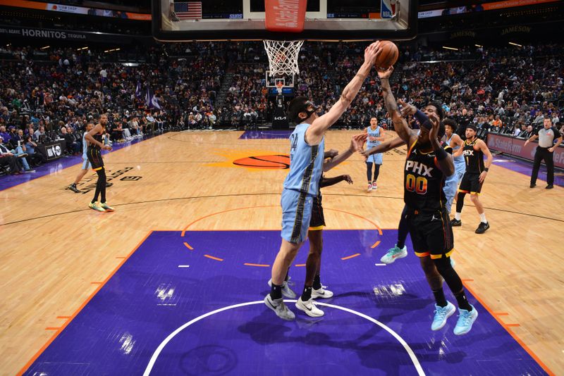 PHOENIX, AZ - FEBRUARY 11:  Zach Edey #14 of the Memphis Grizzlies blocks the shot of Royce O'Neale #00 of the Phoenix Suns during the game on February 11, 2025 at Footprint Center in Phoenix, Arizona. NOTE TO USER: User expressly acknowledges and agrees that, by downloading and or using this photograph, user is consenting to the terms and conditions of the Getty Images License Agreement. Mandatory Copyright Notice: Copyright 2025 NBAE (Photo by Barry Gossage/NBAE via Getty Images)