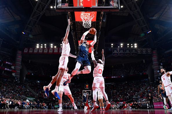 HOUSTON, TX - DECEMBER 22:   Richaun Holmes #20 of the Dallas Mavericks drives to the basket during the game against the Houston Rockets on December 22, 2023 at the Toyota Center in Houston, Texas. NOTE TO USER: User expressly acknowledges and agrees that, by downloading and or using this photograph, User is consenting to the terms and conditions of the Getty Images License Agreement. Mandatory Copyright Notice: Copyright 2023 NBAE (Photo by Logan Riely/NBAE via Getty Images)