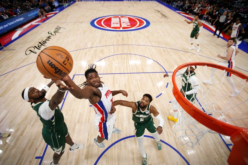 DETROIT, MI - JANUARY 22:  Isaiah Stewart #28 of the Detroit Pistons drives to the basket during the game against the Milwaukee Bucks on January 22, 2024 at Little Caesars Arena in Detroit, Michigan. NOTE TO USER: User expressly acknowledges and agrees that, by downloading and/or using this photograph, User is consenting to the terms and conditions of the Getty Images License Agreement. Mandatory Copyright Notice: Copyright 2024 NBAE (Photo by Brian Sevald/NBAE via Getty Images)