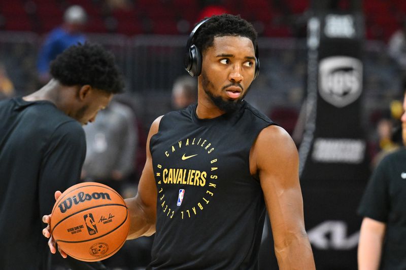 CLEVELAND, OHIO - OCTOBER 30: Donovan Mitchell #45 of the Cleveland Cavaliers warms up prior to the game against the Los Angeles Lakers at Rocket Mortgage Fieldhouse on October 30, 2024 in Cleveland, Ohio. NOTE TO USER: User expressly acknowledges and agrees that, by downloading and or using this photograph, User is consenting to the terms and conditions of the Getty Images License Agreement. (Photo by Jason Miller/Getty Images)