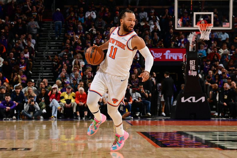 PHOENIX, AZ - NOVEMBER 20: Jalen Brunson #11 of the New York Knicks dribbles the ball during the game against the Phoenix Suns on November 20, 2024 at Footprint Center in Phoenix, Arizona. NOTE TO USER: User expressly acknowledges and agrees that, by downloading and or using this photograph, user is consenting to the terms and conditions of the Getty Images License Agreement. Mandatory Copyright Notice: Copyright 2024 NBAE (Photo by Kate Frese/NBAE via Getty Images)