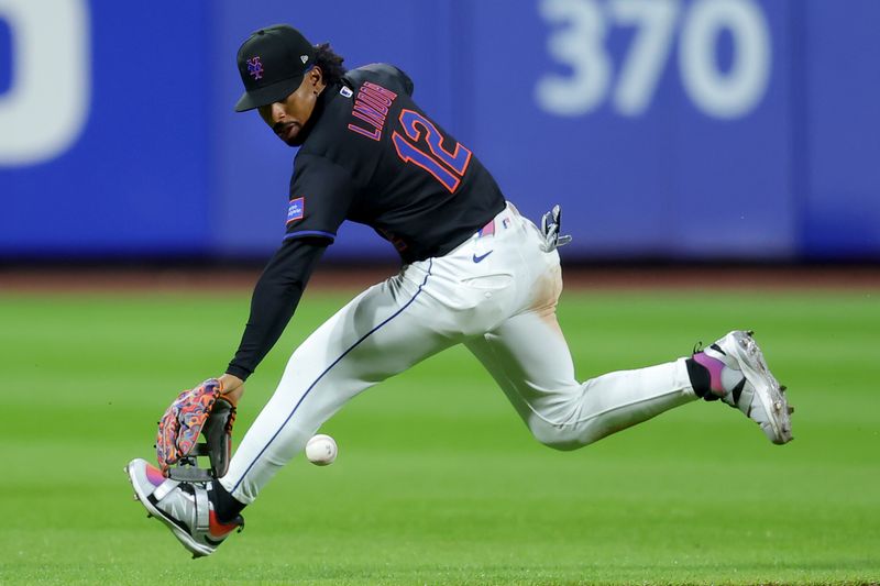May 23, 2025; New York City, New York, USA; New York Mets shortstop Francisco Lindor (12) fields a ground ball by Los Angeles Dodgers catcher Will Smith (not pictured) during the third inning at Citi Field. Mandatory Credit: Brad Penner-Imagn Images