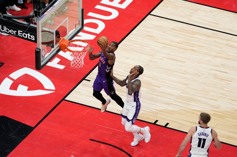 TORONTO, CANADA - NOVEMBER 2: Ochai Agbaji #30 of the Toronto Raptors drives to the basket during the game against the Sacramento Kings on November 2, 2024 at the Scotiabank Arena in Toronto, Ontario, Canada.  NOTE TO USER: User expressly acknowledges and agrees that, by downloading and or using this Photograph, user is consenting to the terms and conditions of the Getty Images License Agreement.  Mandatory Copyright Notice: Copyright 2024 NBAE (Photo by Andrew Lahodynskyj/NBAE via Getty Images)