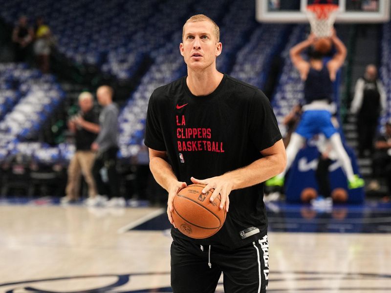 DALLAS, TX - APRIL 28: Mason Plumlee #44 of the LA Clippers warms up before the game against the Dallas Mavericks during Round 1 Game 4 of the 2024NBA Playoffs on April 28, 2024 at the American Airlines Center in Dallas, Texas. NOTE TO USER: User expressly acknowledges and agrees that, by downloading and or using this photograph, User is consenting to the terms and conditions of the Getty Images License Agreement. Mandatory Copyright Notice: Copyright 2024 NBAE (Photo by Glenn James/NBAE via Getty Images)