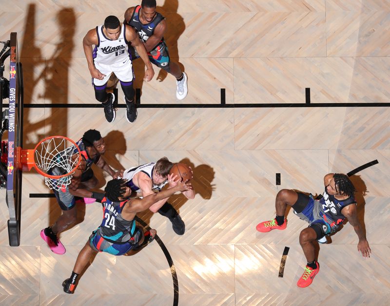 BROOKLYN, NY - APRIL 7: Domantas Sabonis #10 of the Sacramento Kings handles the ball during the game against the Brooklyn Nets on April 7, 2024 at Barclays Center in Brooklyn, New York. NOTE TO USER: User expressly acknowledges and agrees that, by downloading and or using this Photograph, user is consenting to the terms and conditions of the Getty Images License Agreement. Mandatory Copyright Notice: Copyright 2024 NBAE (Photo by Nathaniel S. Butler/NBAE via Getty Images)