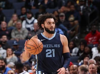 MEMPHIS, TN - DECEMBER 11:  David Roddy #21 of the Memphis Grizzlies handles the ball during the game against the Dallas Mavericks on December 11, 2023 at FedExForum in Memphis, Tennessee. NOTE TO USER: User expressly acknowledges and agrees that, by downloading and or using this photograph, User is consenting to the terms and conditions of the Getty Images License Agreement. Mandatory Copyright Notice: Copyright 2023 NBAE (Photo by Joe Murphy/NBAE via Getty Images)