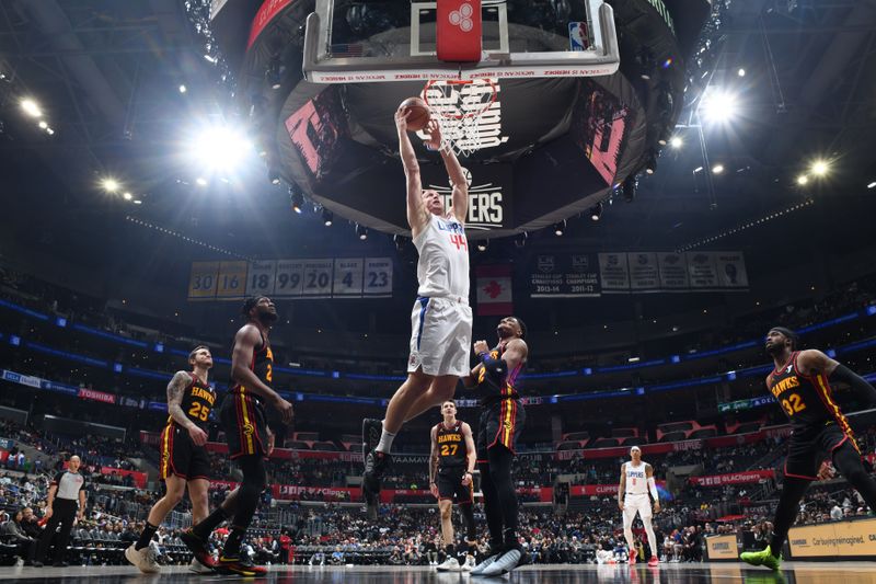 LOS ANGELES, CA - MARCH 17: Mason Plumlee #44 of the LA Clippers drives to the basket during the game against the Atlanta Hawks on March 17, 2024 at Crypto.Com Arena in Los Angeles, California. NOTE TO USER: User expressly acknowledges and agrees that, by downloading and/or using this Photograph, user is consenting to the terms and conditions of the Getty Images License Agreement. Mandatory Copyright Notice: Copyright 2024 NBAE (Photo by Adam Pantozzi/NBAE via Getty Images)