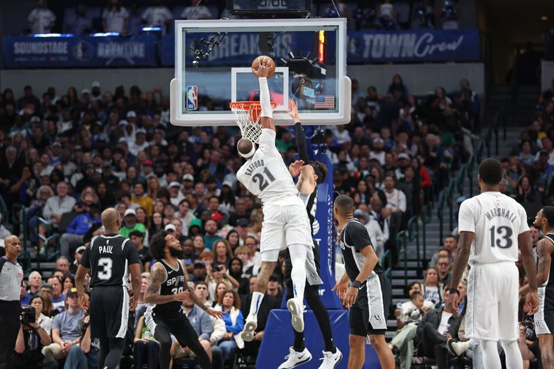 DALLAS, TX - NOVEMBER 16: Daniel Gafford #21 of the Dallas Mavericks dunks the ball during the game against the San Antonio Spurs on November 16, 2024 at American Airlines Center in Dallas, Texas. NOTE TO USER: User expressly acknowledges and agrees that, by downloading and or using this photograph, User is consenting to the terms and conditions of the Getty Images License Agreement. Mandatory Copyright Notice: Copyright 2024 NBAE (Photo by Tim Heitman/NBAE via Getty Images)