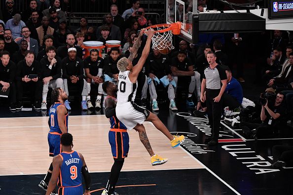 NEW YORK, NY - NOVEMBER 8: Jeremy Sochan #10 of the San Antonio Spurs dunks the ball during the game against the New York Knicks on November 8, 2023 at Madison Square Garden in New York City, New York.  NOTE TO USER: User expressly acknowledges and agrees that, by downloading and or using this photograph, User is consenting to the terms and conditions of the Getty Images License Agreement. Mandatory Copyright Notice: Copyright 2023 NBAE  (Photo by Brian Babineau/NBAE via Getty Images)