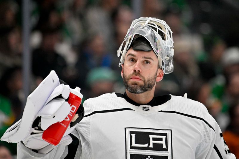 Jan 16, 2024; Dallas, Texas, USA; Los Angeles Kings goaltender Cam Talbot (39) waits for play to resume against the Dallas Stars during the second period at the American Airlines Center. Mandatory Credit: Jerome Miron-USA TODAY Sports