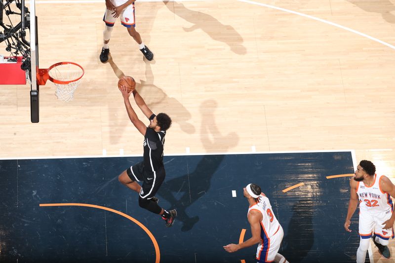 NEW YORK, NY - NOVEMBER 17: Cameron Johnson #2 of the Brooklyn Nets drives to the basket during the game against the New York Knicks on November 17, 2024 at Madison Square Garden in New York City, New York.  NOTE TO USER: User expressly acknowledges and agrees that, by downloading and or using this photograph, User is consenting to the terms and conditions of the Getty Images License Agreement. Mandatory Copyright Notice: Copyright 2024 NBAE  (Photo by Nathaniel S. Butler/NBAE via Getty Images)