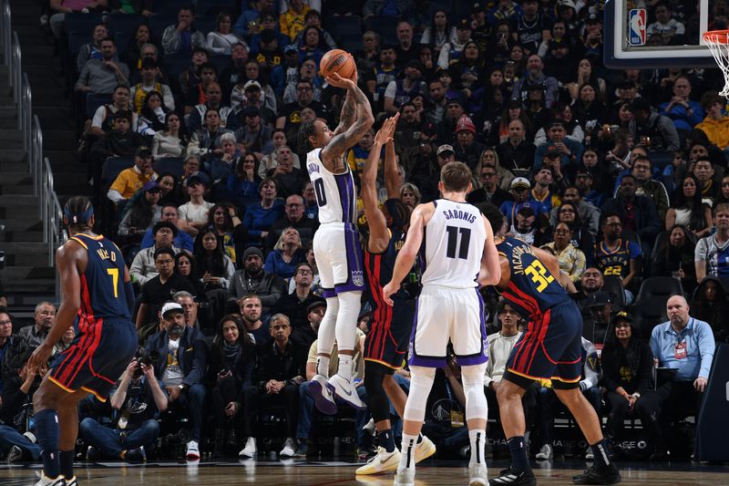 SAN FRANCISCO, CA - JANUARY 5:  DeMar DeRozan #10 of the Sacramento Kings shoots the ball during the game against the Golden State Warriors on January 5, 2025 at Chase Center in San Francisco, California. NOTE TO USER: User expressly acknowledges and agrees that, by downloading and or using this photograph, user is consenting to the terms and conditions of Getty Images License Agreement. Mandatory Copyright Notice: Copyright 2025 NBAE (Photo by Noah Graham/NBAE via Getty Images)