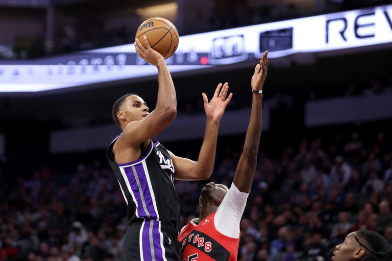 SACRAMENTO, CALIFORNIA - NOVEMBER 06: Keegan Murray #13 of the Sacramento Kings is guarded by Chris Boucher #25 of the Toronto Raptors in the second half at Golden 1 Center on November 06, 2024 in Sacramento, California. NOTE TO USER: User expressly acknowledges and agrees that, by downloading and/or using this photograph, user is consenting to the terms and conditions of the Getty Images License Agreement.  (Photo by Ezra Shaw/Getty Images)