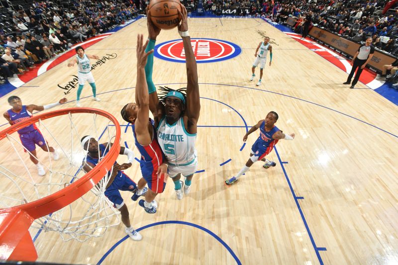 DETROIT, MI - JANUARY 3: Mark Williams #5 of the Charlotte Hornets dunks the ball during the game against the Detroit Pistons on January 3, 2025 at Little Caesars Arena in Detroit, Michigan. NOTE TO USER: User expressly acknowledges and agrees that, by downloading and/or using this photograph, User is consenting to the terms and conditions of the Getty Images License Agreement. Mandatory Copyright Notice: Copyright 2025 NBAE (Photo by Chris Schwegler/NBAE via Getty Images)