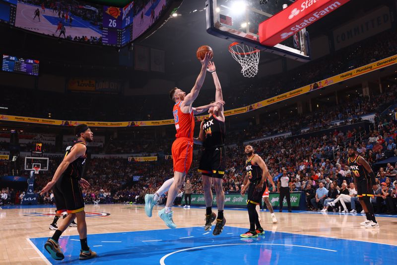 OKLAHOMA CITY, OK - MARCH 29: Gordon Hayward #33 of the Oklahoma City Thunder drives to the basket during the game against the Phoenix Suns on March 29, 2024 at Paycom Arena in Oklahoma City, Oklahoma. NOTE TO USER: User expressly acknowledges and agrees that, by downloading and or using this photograph, User is consenting to the terms and conditions of the Getty Images License Agreement. Mandatory Copyright Notice: Copyright 2024 NBAE (Photo by Zach Beeker/NBAE via Getty Images)