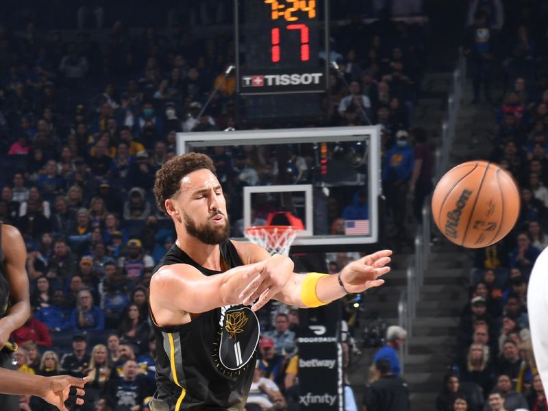 SAN FRANCISCO, CA - NOVEMBER 11: Klay Thompson #11 of the Golden State Warriors passes the ball during the game against the Cleveland Cavaliers on November 11, 2022 at Chase Center in San Francisco, California. NOTE TO USER: User expressly acknowledges and agrees that, by downloading and or using this photograph, user is consenting to the terms and conditions of Getty Images License Agreement. Mandatory Copyright Notice: Copyright 2022 NBAE (Photo by Noah Graham/NBAE via Getty Images)