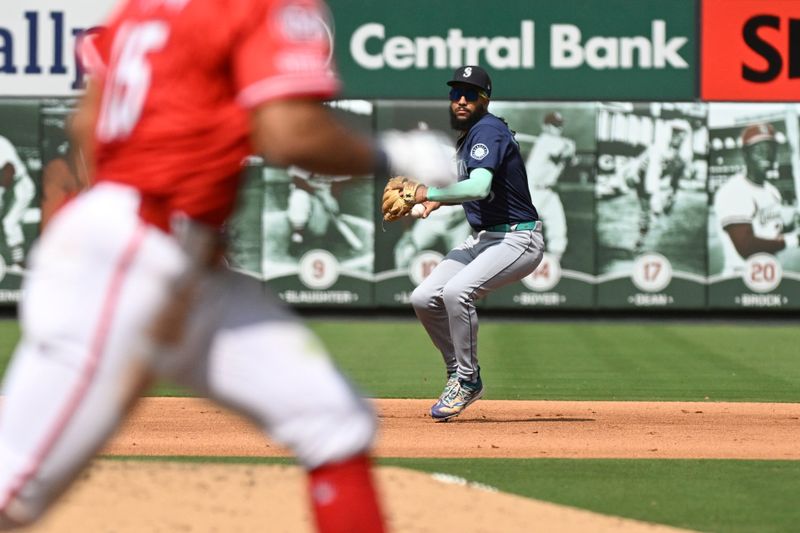 Sep 8, 2024; St. Louis, Missouri, USA; Seattle Mariners shortstop J.P. Crawford (3) throws to first for an out against St. Louis Cardinals second baseman Jose Fermin (15) during the fourth inning at Busch Stadium. Mandatory Credit: Jeff Le-Imagn Images