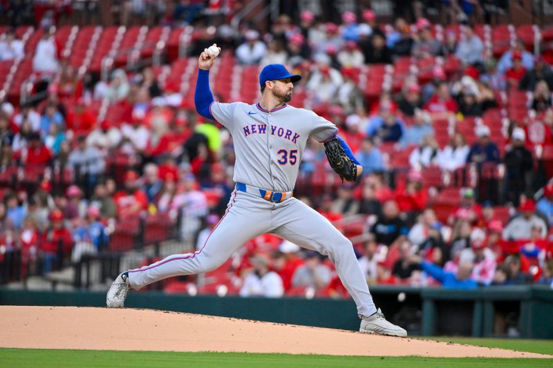 May 2, 2025; St. Louis, Missouri, USA;  New York Mets starting pitcher Clay Holmes (35) pitches against the St. Louis Cardinals during the first inning at Busch Stadium. Mandatory Credit: Jeff Curry-Imagn Images