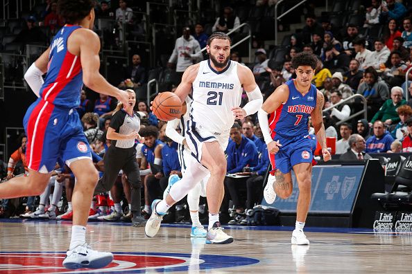 DETROIT, MI - DECEMBER 6: David Roddy #21 of the Memphis Grizzlies dribbles the ball during the game against the Detroit Pistons on December 6, 2023 at Little Caesars Arena in Detroit, Michigan. NOTE TO USER: User expressly acknowledges and agrees that, by downloading and/or using this photograph, User is consenting to the terms and conditions of the Getty Images License Agreement. Mandatory Copyright Notice: Copyright 2023 NBAE (Photo by Brian Sevald/NBAE via Getty Images)