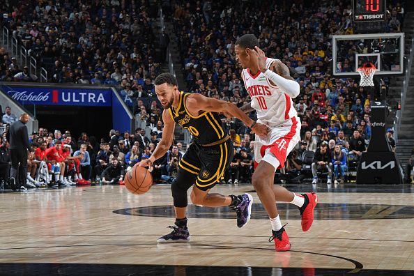 SAN FRANCISCO, CA - NOVEMBER 20: Stephen Curry #30 of the Golden State Warriors drives to the basket during the game against the Houston Rockets on November 20, 2023 at Chase Center in San Francisco, California. NOTE TO USER: User expressly acknowledges and agrees that, by downloading and or using this photograph, user is consenting to the terms and conditions of Getty Images License Agreement. Mandatory Copyright Notice: Copyright 2023 NBAE (Photo by Noah Graham/NBAE via Getty Images)