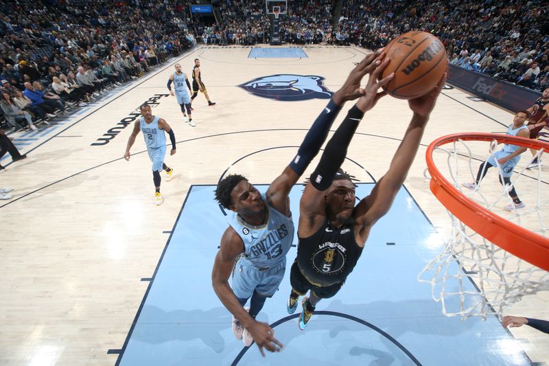 MEMPHIS, TN - MARCH 18: Kevon Looney #5 of the Golden State Warriors drives to the basket during the game against the Memphis Grizzlies on March 18, 2023 at FedExForum in Memphis, Tennessee. NOTE TO USER: User expressly acknowledges and agrees that, by downloading and or using this photograph, User is consenting to the terms and conditions of the Getty Images License Agreement. Mandatory Copyright Notice: Copyright 2023 NBAE (Photo by Joe Murphy/NBAE via Getty Images)