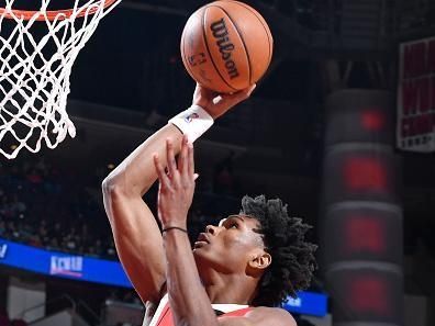 HOUSTON, TX - DECEMBER 11: Amen Thompson #1 of the Houston Rockets drives to the basket during the game against the San Antonio Spurs on December 11, 2023 at the Toyota Center in Houston, Texas. NOTE TO USER: User expressly acknowledges and agrees that, by downloading and or using this photograph, User is consenting to the terms and conditions of the Getty Images License Agreement. Mandatory Copyright Notice: Copyright 2023 NBAE (Photo by Logan Riely/NBAE via Getty Images)