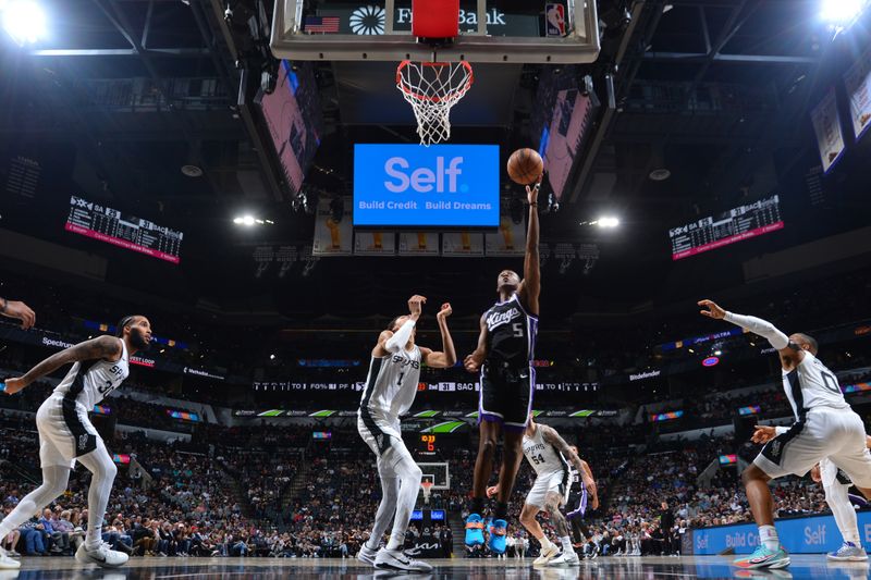 SAN ANTONIO, TX - NOVEMBER 11: De'Aaron Fox #5 of the Sacramento Kings shoots the ball during the game against the San Antonio Spurs  during a regular season game on November 11, 2024 at the Frost Bank Center in San Antonio, Texas. NOTE TO USER: User expressly acknowledges and agrees that, by downloading and or using this photograph, user is consenting to the terms and conditions of the Getty Images License Agreement. Mandatory Copyright Notice: Copyright 2024 NBAE (Photos by Michael Gonzales/NBAE via Getty Images)