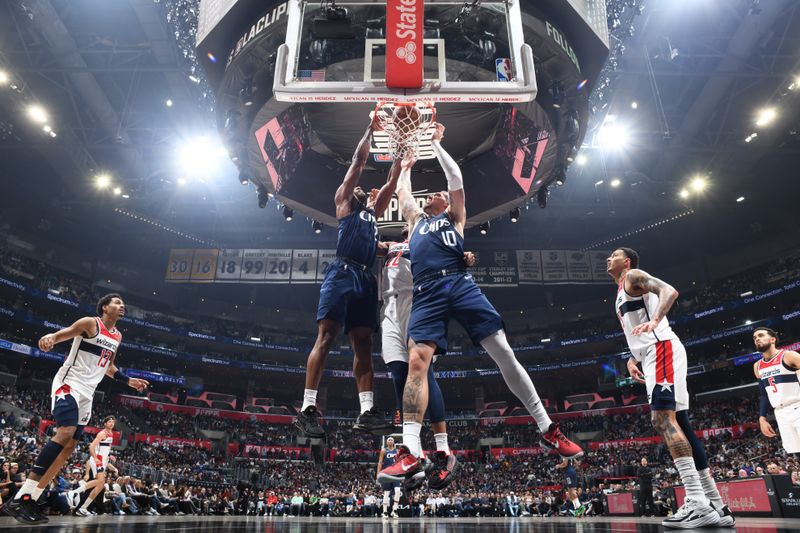 LOS ANGELES, CA - MARCH 1: Kawhi Leonard #2 of the LA Clippers dunks the ball during the game against the Washington Wizards on March 1, 2024 at Crypto.Com Arena in Los Angeles, California. NOTE TO USER: User expressly acknowledges and agrees that, by downloading and/or using this Photograph, user is consenting to the terms and conditions of the Getty Images License Agreement. Mandatory Copyright Notice: Copyright 2024 NBAE (Photo by Adam Pantozzi/NBAE via Getty Images)