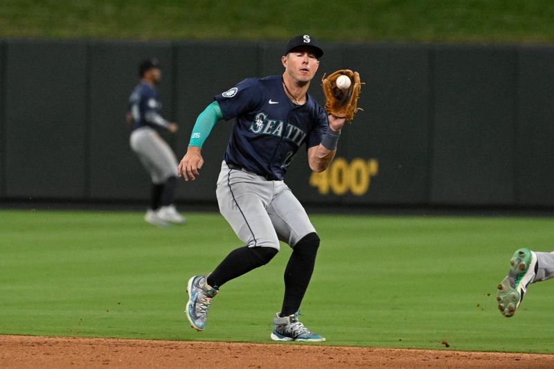 Sep 6, 2024; St. Louis, Missouri, USA; Seattle Mariners second baseman Dylan Moore (25) catches a line drive by the St. Louis Cardinals in the sixth inning at Busch Stadium. Mandatory Credit: Joe Puetz-Imagn Images