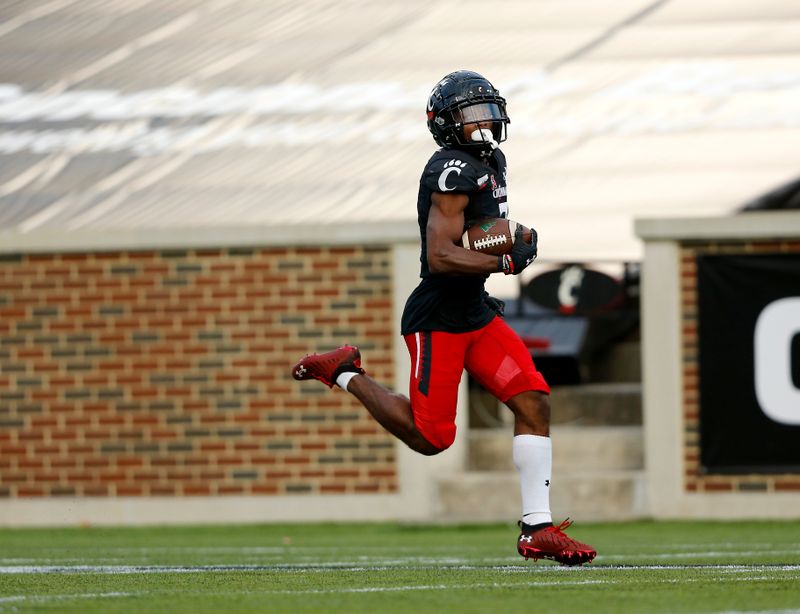 Oct 3, 2020; Cincinnati, OH, USA; Cincinnati Bearcats wide receiver Tre Tucker (7) takes the kickoff the distance for the touchdown during the third quarter against the South Florida Bulls at Nippert Stadium. Mandatory Credit: Joseph Maiorana-USA TODAY Sports