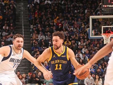 SAN FRANCISCO, CA - DECEMBER 30: Klay Thompson #11 of the Golden State Warriors dribbles the ball during the game against the Dallas Mavericks on December 30, 2023 at Chase Center in San Francisco, California. NOTE TO USER: User expressly acknowledges and agrees that, by downloading and or using this photograph, user is consenting to the terms and conditions of Getty Images License Agreement. Mandatory Copyright Notice: Copyright 2023 NBAE (Photo by Jed Jacobsohn/NBAE via Getty Images)