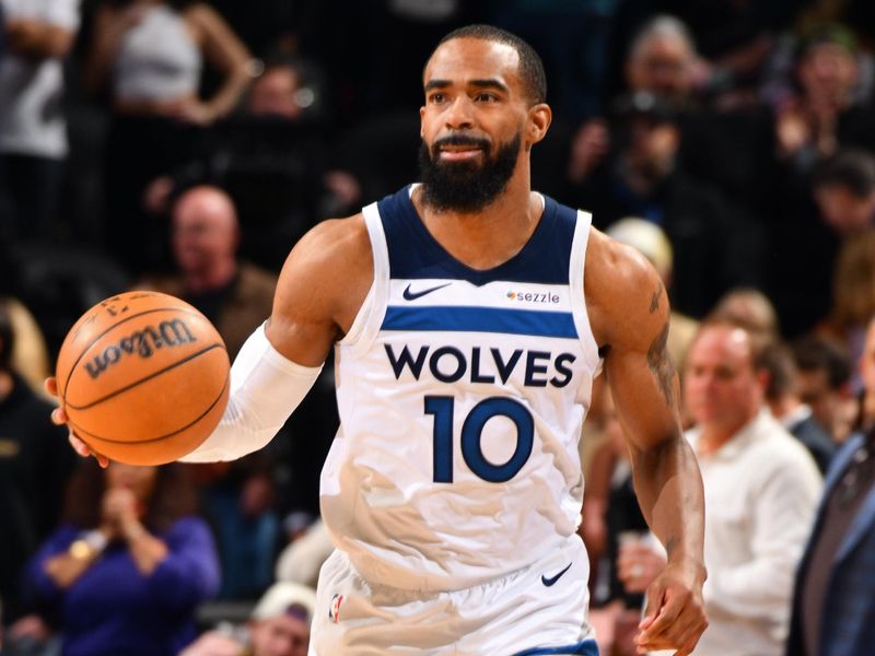 PHOENIX, AZ - JANUARY 29: Mike Conley #10 of the Minnesota Timberwolves brings the ball up court during the game against the Phoenix Suns on January 29, 2025 at Footprint Center in Phoenix, Arizona. NOTE TO USER: User expressly acknowledges and agrees that, by downloading and or using this photograph, user is consenting to the terms and conditions of the Getty Images License Agreement. Mandatory Copyright Notice: Copyright 2025 NBAE (Photo by Barry Gossage/NBAE via Getty Images)