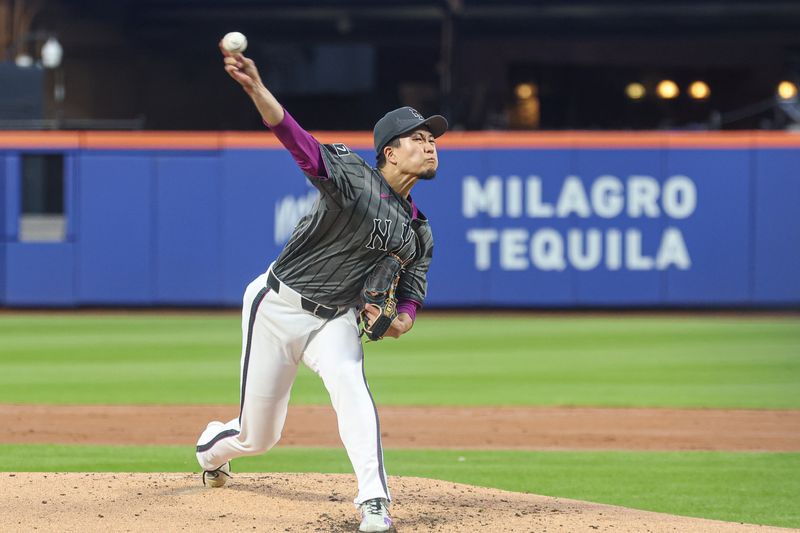 May 25, 2025; New York City, New York, USA; New York Mets starting pitcher Kodai Senga (34) delivers a pitch during the third inning against the Los Angeles Dodgers at Citi Field. Mandatory Credit: Vincent Carchietta-Imagn Images
