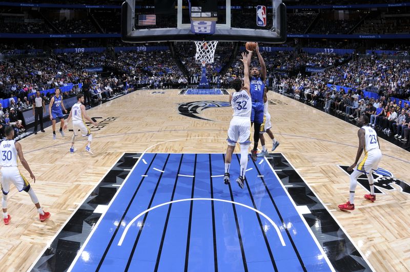 ORLANDO, FL - MARCH 27: Wendell Carter Jr. #34 of the Orlando Magic drives to the basket during the game against the Golden State Warriors on March 27, 2024 at Amway Center in Orlando, Florida. NOTE TO USER: User expressly acknowledges and agrees that, by downloading and or using this photograph, User is consenting to the terms and conditions of the Getty Images License Agreement. Mandatory Copyright Notice: Copyright 2024 NBAE (Photo by Fernando Medina/NBAE via Getty Images)