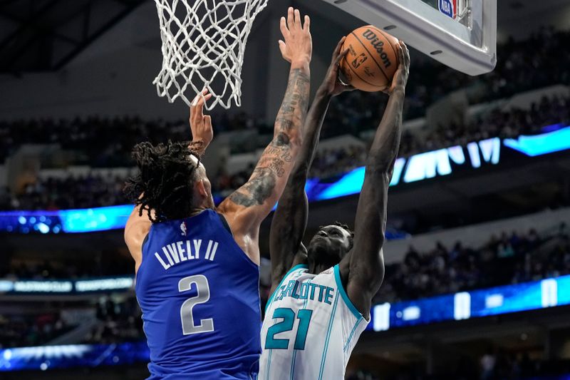 DALLAS, TEXAS - NOVEMBER 05: JT Thor #21 of the Charlotte Hornets reaches for the basket as Dereck Lively II #2 of the Dallas Mavericks defends during the second half at American Airlines Center on November 05, 2023 in Dallas, Texas. NOTE TO USER: User expressly acknowledges and agrees that, by downloading and or using this photograph, User is consenting to the terms and conditions of the Getty Images License Agreement. (Photo by Sam Hodde/Getty Images)