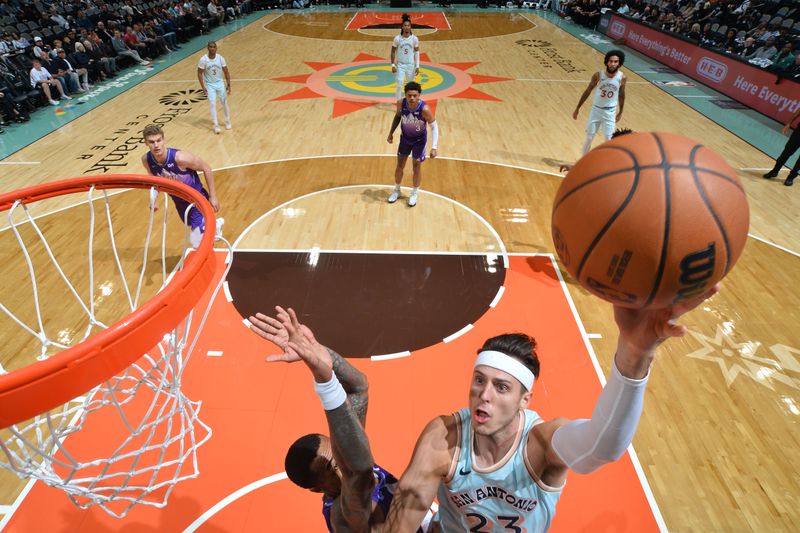 SAN ANTONIO, TX - NOVEMBER 21: Zach Collins #23 of the San Antonio Spurs drives to the basket during the game against the Utah Jazz on November 21, 2024 at the Frost Bank Center in San Antonio, Texas. NOTE TO USER: User expressly acknowledges and agrees that, by downloading and or using this photograph, user is consenting to the terms and conditions of the Getty Images License Agreement. Mandatory Copyright Notice: Copyright 2024 NBAE (Photos by Michael Gonzales/NBAE via Getty Images)