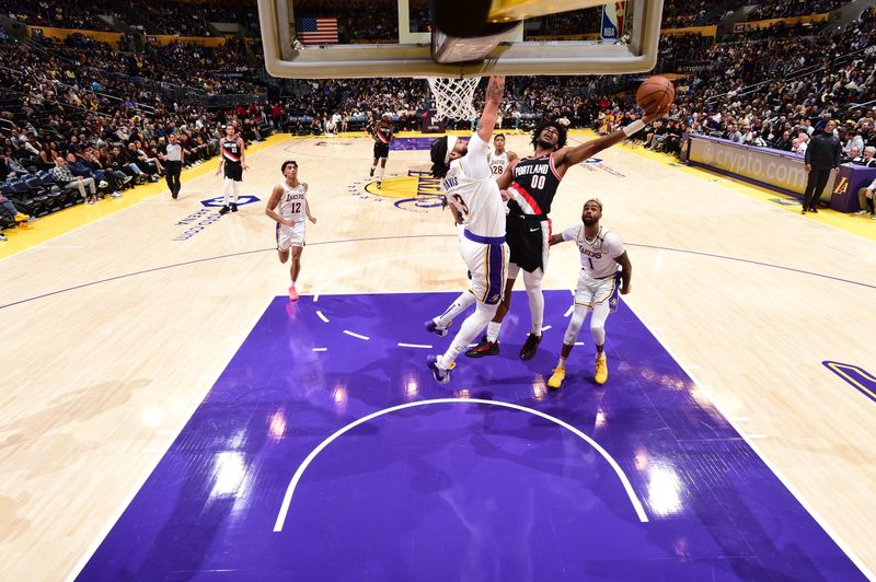 LOS ANGELES, CA - DECEMBER 8: Scoot Henderson #00 of the Portland Trail Blazers drives to the basket during the game against the Los Angeles Lakers on December 8, 2024 at Crypto.Com Arena in Los Angeles, California. NOTE TO USER: User expressly acknowledges and agrees that, by downloading and/or using this Photograph, user is consenting to the terms and conditions of the Getty Images License Agreement. Mandatory Copyright Notice: Copyright 2024 NBAE (Photo by Adam Pantozzi/NBAE via Getty Images)