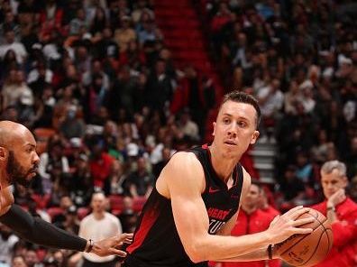 MIAMI, FL - DECEMBER 16: Duncan Robinson #55 of the Miami Heat handles the ball during the game against the Chicago Bulls on December 16, 2023 at Kaseya Center in Miami, Florida. NOTE TO USER: User expressly acknowledges and agrees that, by downloading and or using this Photograph, user is consenting to the terms and conditions of the Getty Images License Agreement. Mandatory Copyright Notice: Copyright 2023 NBAE (Photo by Issac Baldizon/NBAE via Getty Images)