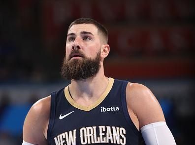 OKLAHOMA CITY, OK - NOVEMBER 1: Jonas Valanciunas #17 of the New Orleans Pelicans prepares to shoot a free throw during the game against the Oklahoma City Thunder on November 1, 2023 at Paycom Arena in Oklahoma City, Oklahoma. NOTE TO USER: User expressly acknowledges and agrees that, by downloading and or using this photograph, User is consenting to the terms and conditions of the Getty Images License Agreement. Mandatory Copyright Notice: Copyright 2023 NBAE (Photo by Joe Murphy/NBAE via Getty Images)