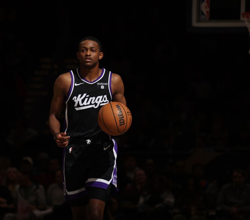 WASHINGTON, DC -? MARCH 21: De'Aaron Fox #5 of the Sacramento Kings dribbles the ball during the game against the Washington Wizards on March 21, 2024 at Capital One Arena in Washington, DC. NOTE TO USER: User expressly acknowledges and agrees that, by downloading and or using this Photograph, user is consenting to the terms and conditions of the Getty Images License Agreement. Mandatory Copyright Notice: Copyright 2024 NBAE (Photo by Stephen Gosling/NBAE via Getty Images)